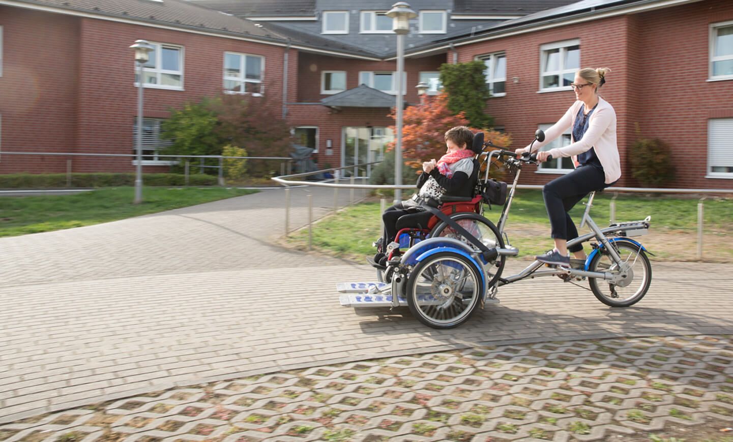 Zwei Frauen fahren zusammen auf einem Tandem-Fahrrad