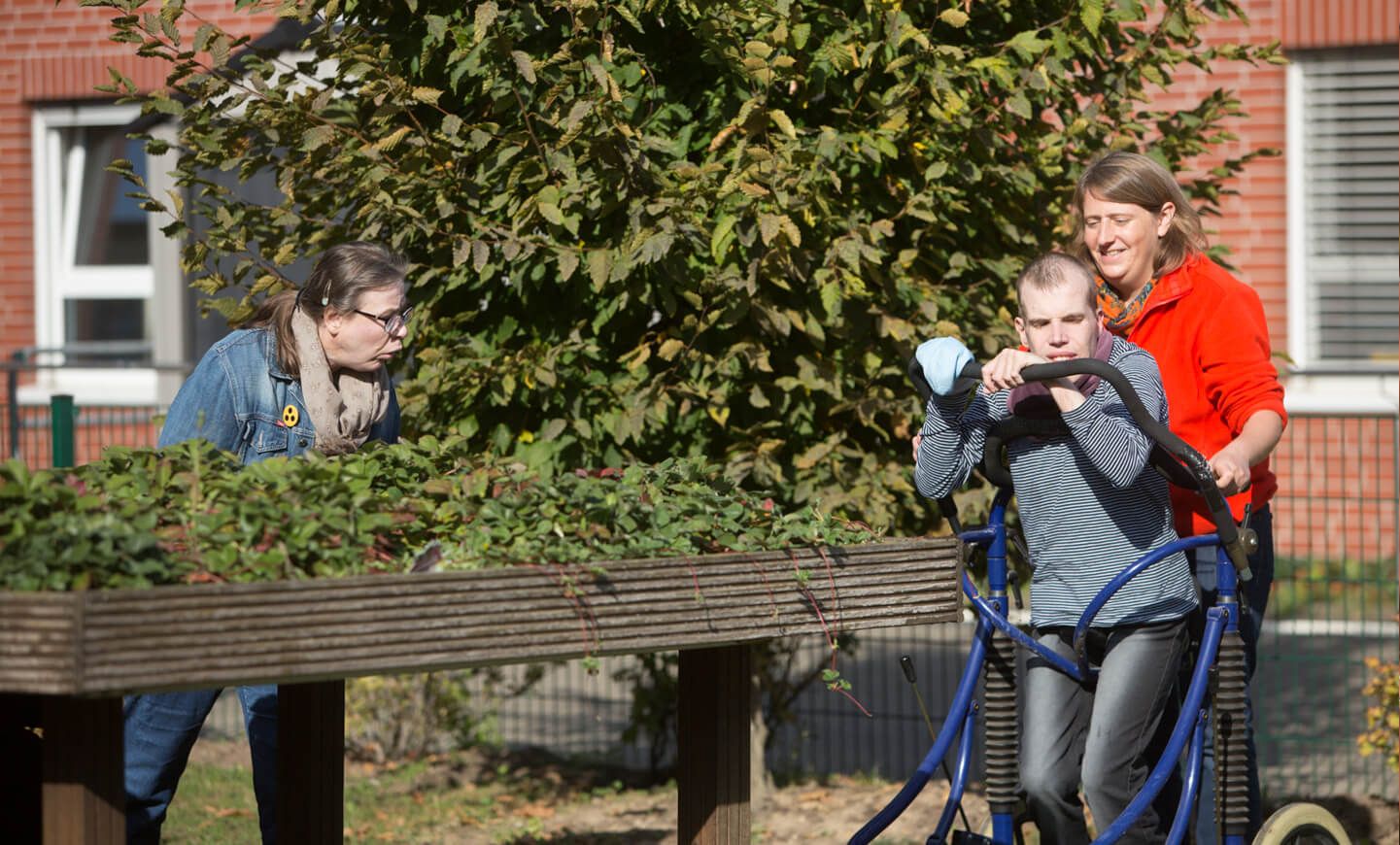 Frau begleitet Jungen draußen beim Spaziergang